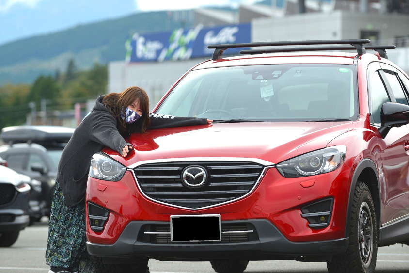 マツダ・CX-5に抱き着く「みo」さん