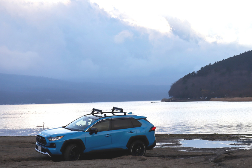 トヨタ・RAV4と湖