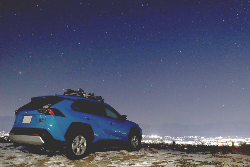 トヨタ・RAV4と夜景