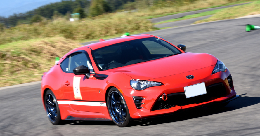 2ドアでFRのクルマに乗りたい！乗りやすいスポーツカーが86だった