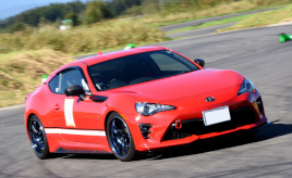 2ドアでFRのクルマに乗りたい！乗りやすいスポーツカーが86だった