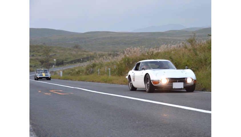 トヨタ・2000GTと阿蘇の風景