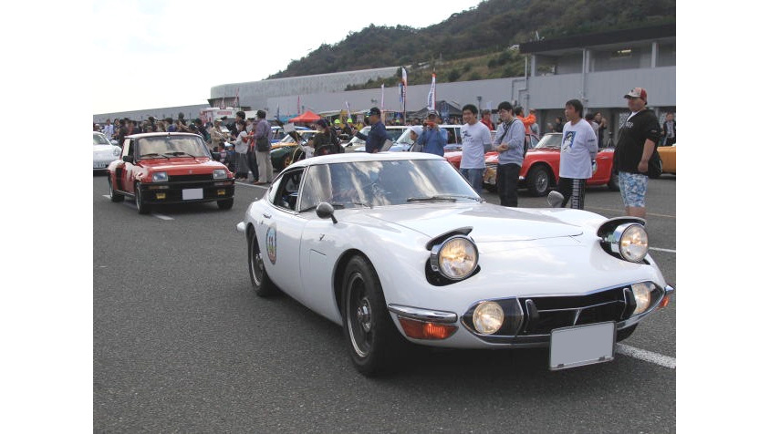 トヨタ・2000GTの右フロントビュー