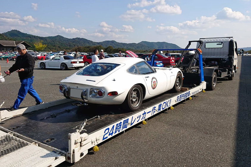 レッカー車に乗るトヨタ・2000GT