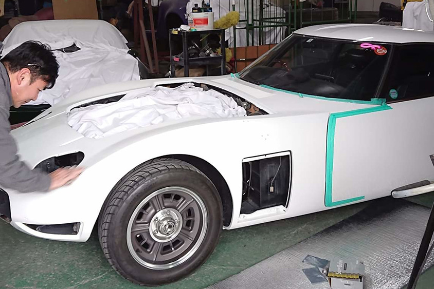修理中のトヨタ・2000GT