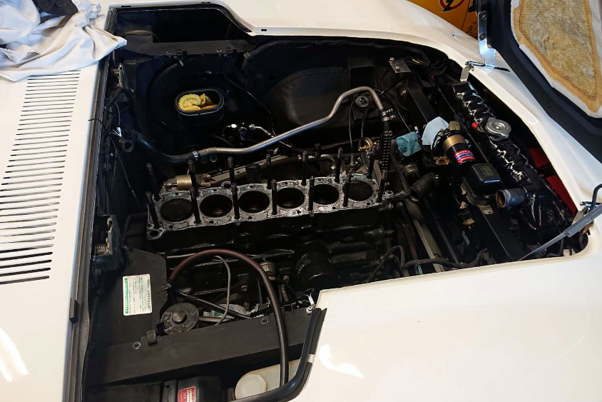 トヨタ・2000GTのエンジンルーム