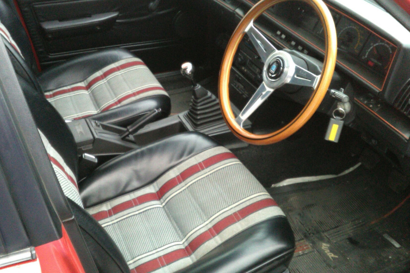 日産・ブルーバードの運転席