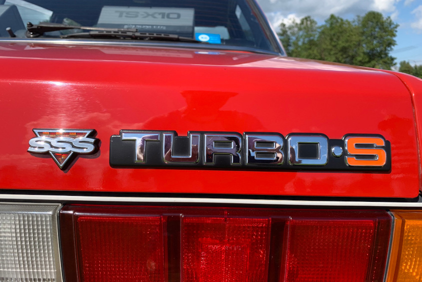 日産・ブルーバードのTURBO Sのロゴ