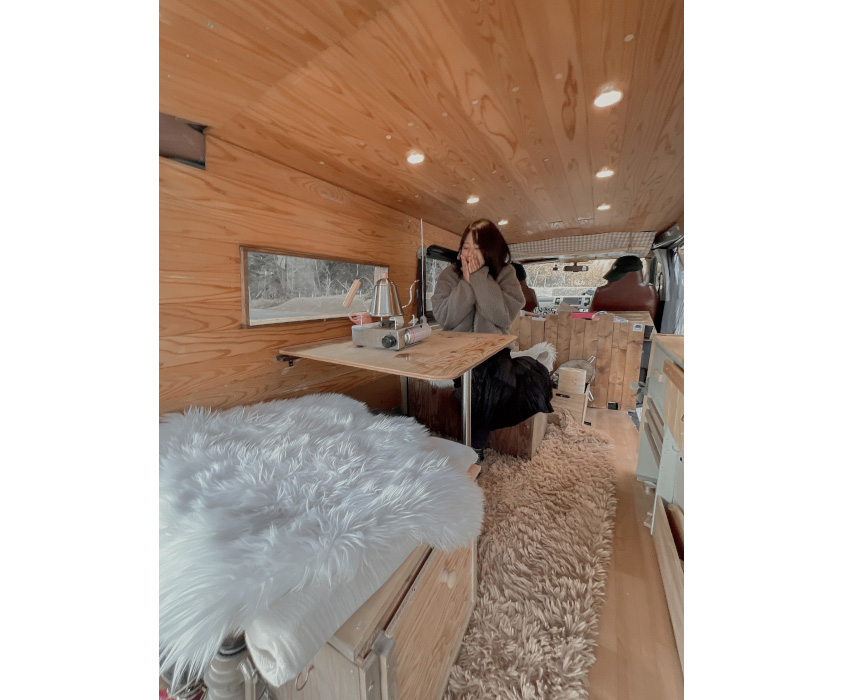 トヨタ・ハイエースの木目調で部屋のような内装