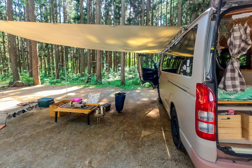 トヨタ・ハイエースとカーサイドタープ