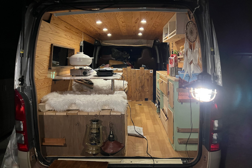 トヨタ・ハイエースの夜の雰囲気