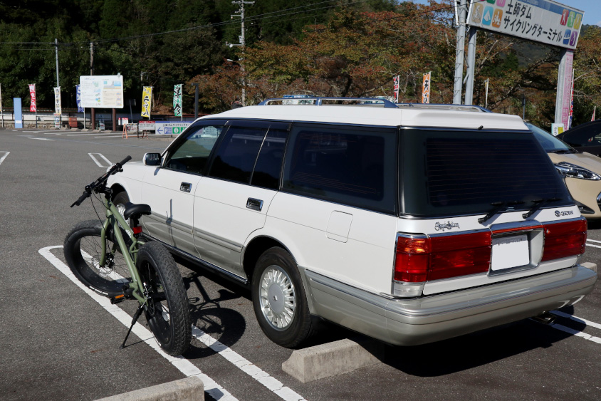 トヨタ・クラウンステーションワゴンとマウンテンバイク