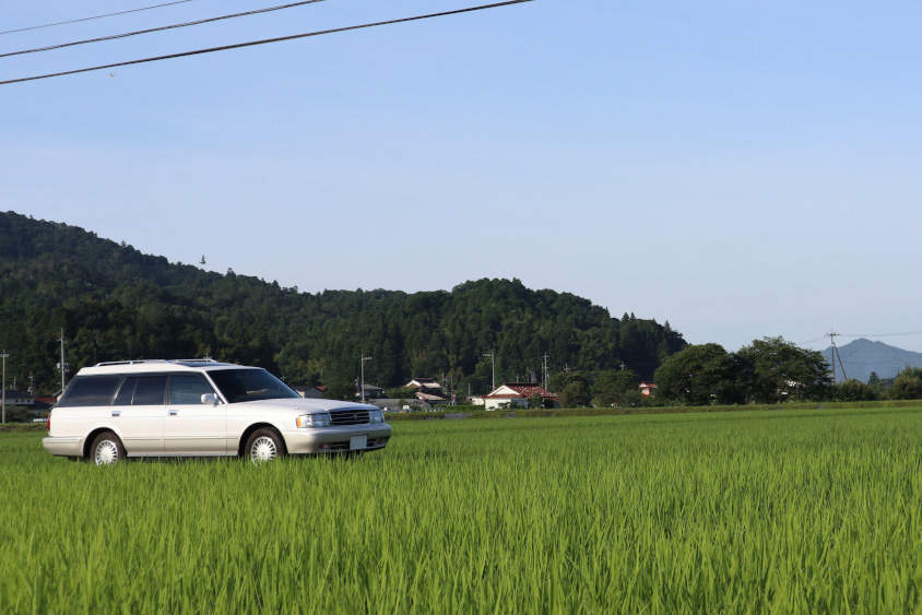 トヨタ・クラウンステーションワゴンと田園風景