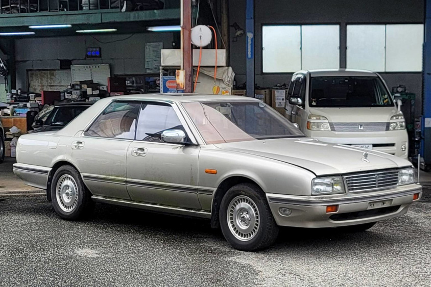 部品取り用の日産・シーマ
