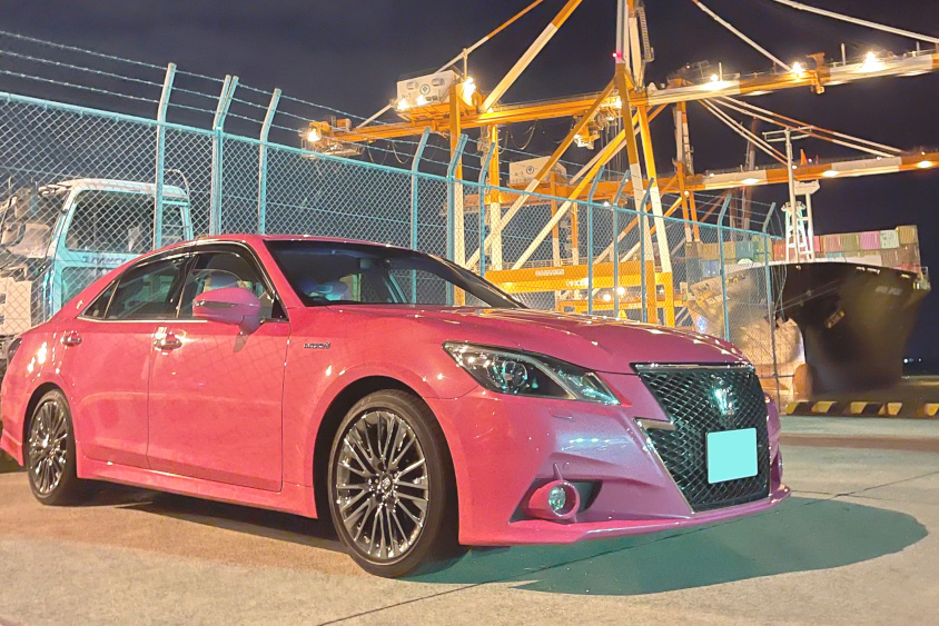 トヨタ・クラウン（ReBORN PINK）と港の夜景