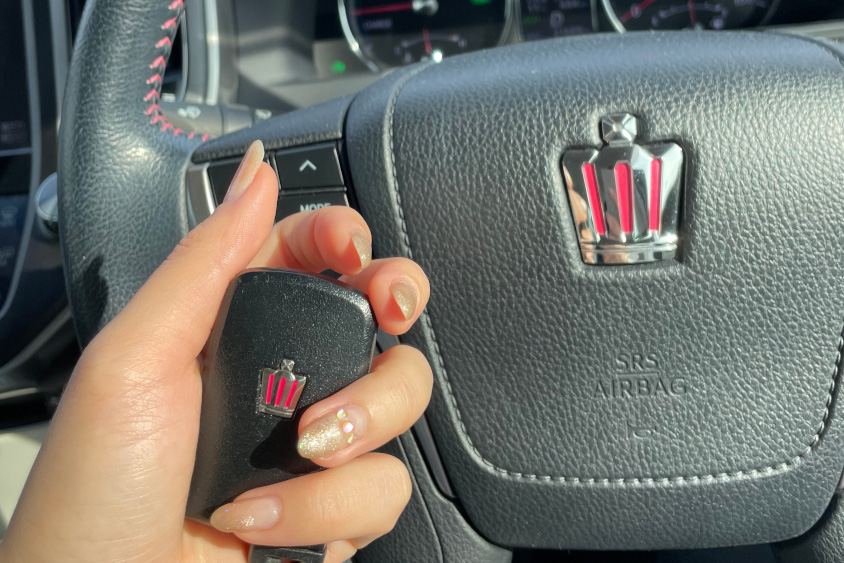 トヨタ・クラウン（ReBORN PINK）のピンクをあしらったクラウンロゴ