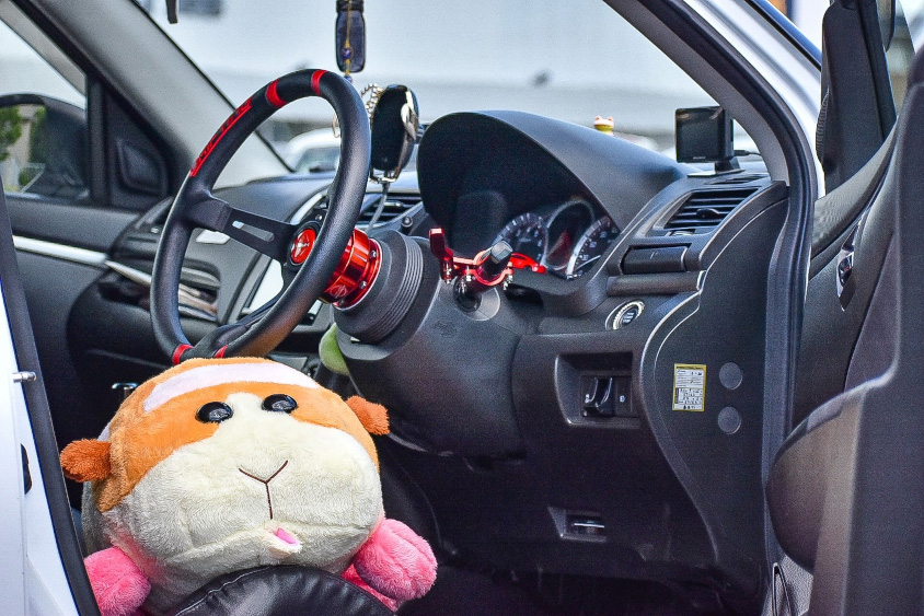 スズキ・スイフトスポーツの運転席