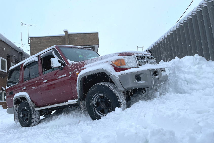 雪とつららとトヨタ・ランドクルーザー76