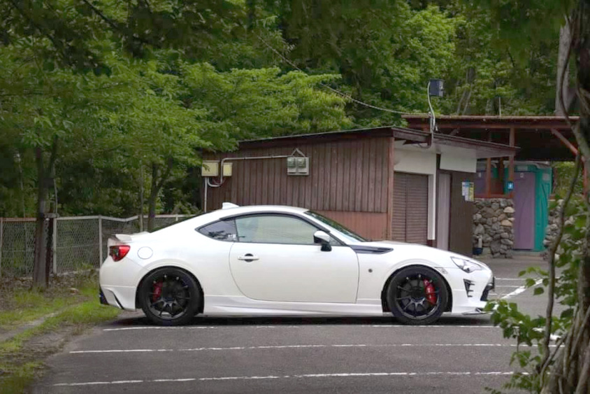 トヨタ・86の右サイドビュー