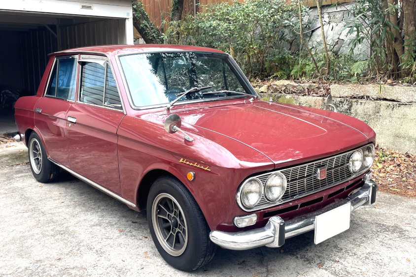 日産・ダットサンブルーバードの右フロントビュー
