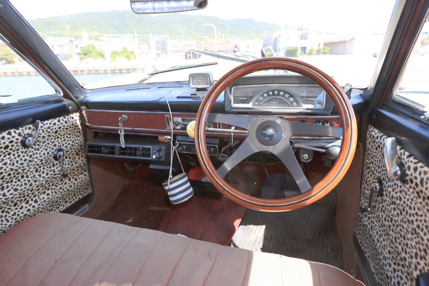 日産・ダットサンブルーバードの運転席