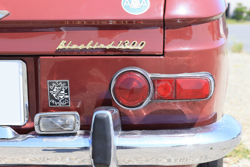 日産・ダットサンブルーバードのロゴとメッキバンパー