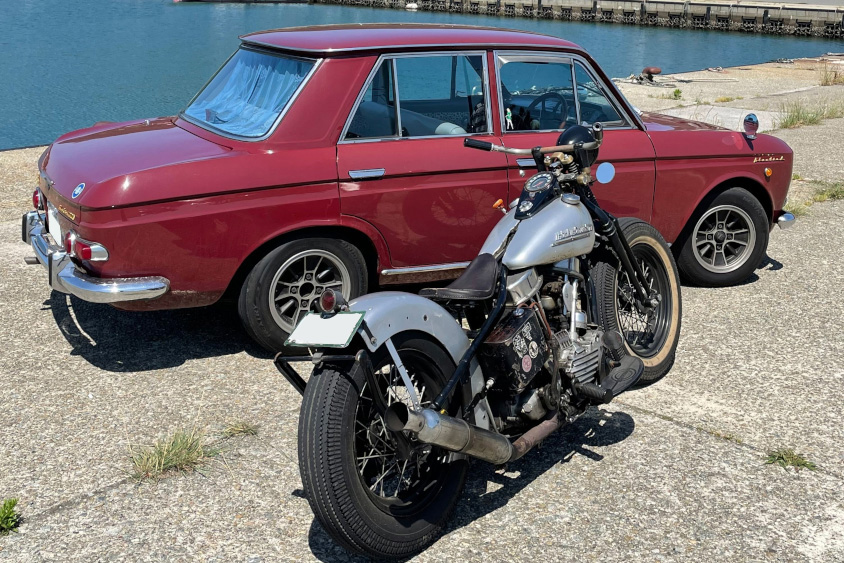 日産・ダットサンブルーバードとハーレー