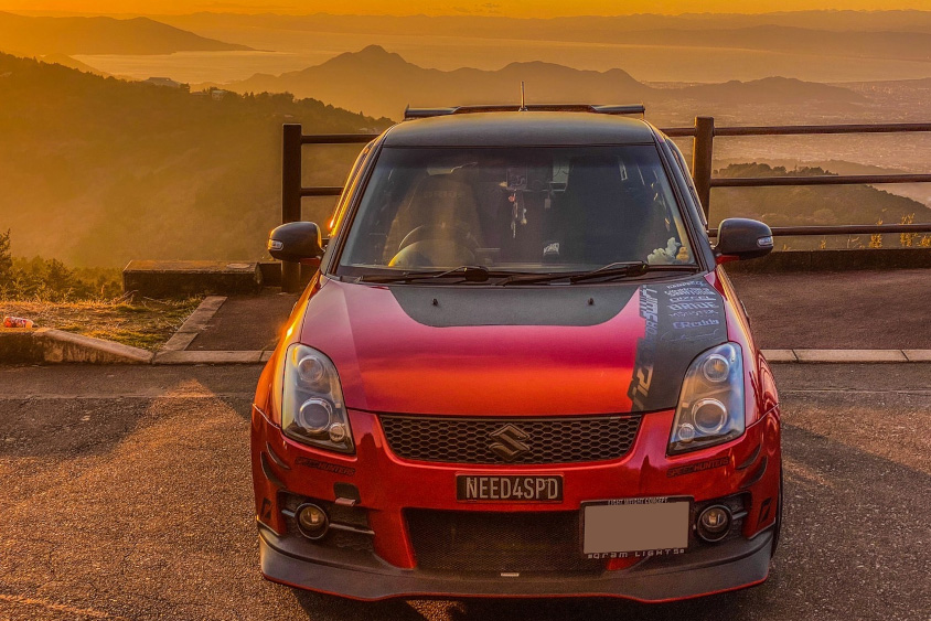 幻想的な山並みとスズキ・スイフトスポーツ