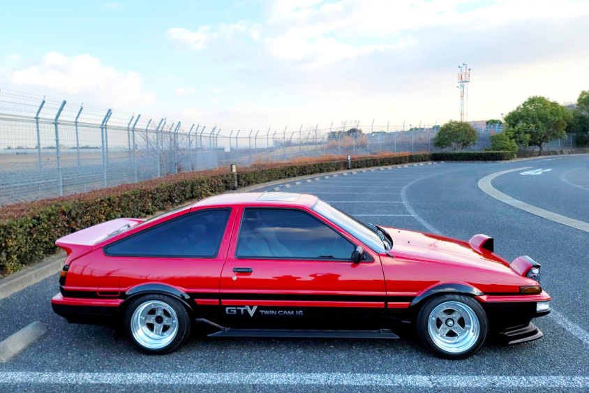 トヨタ・スプリンタートレノ（ハチロク/AE86）の右サイドビュー