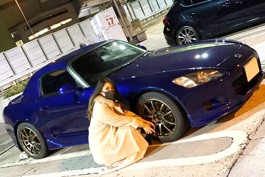 ホンダ・S2000の前に座るオーナーの南実千晴さん