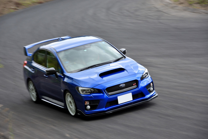 ジムカーナで走るスバル・WRX