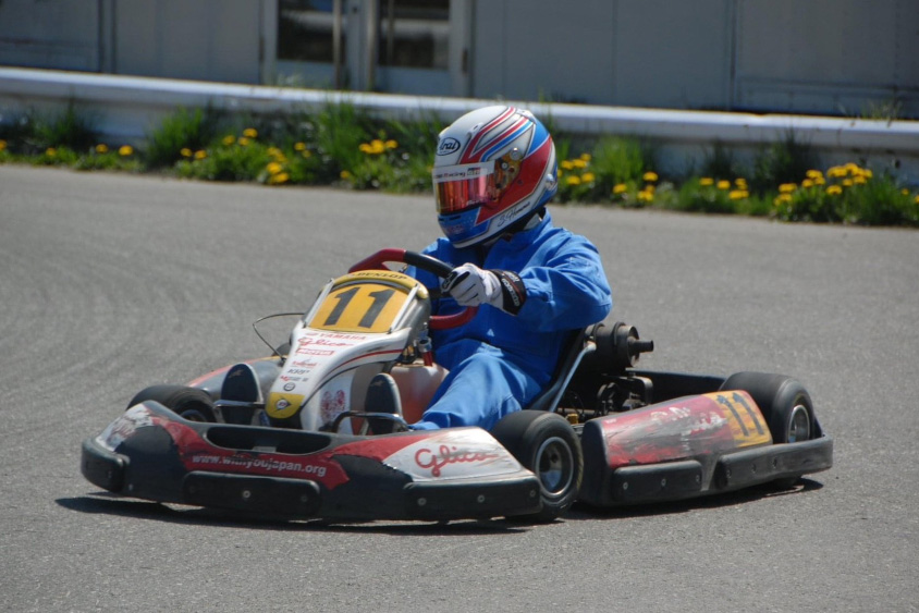 カートに乗る本間さん