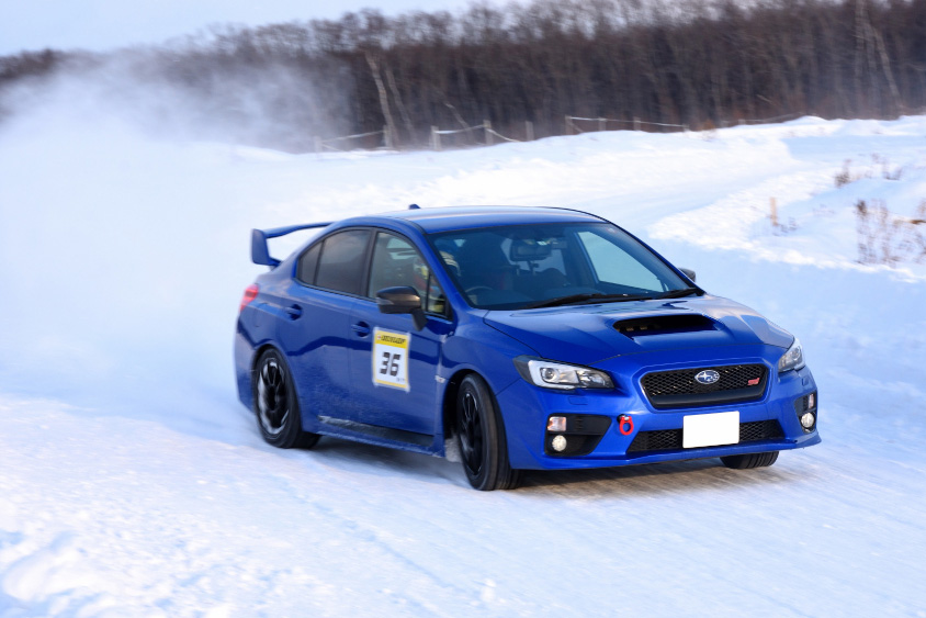 スバル・WRXで雪上走行をする本間さん