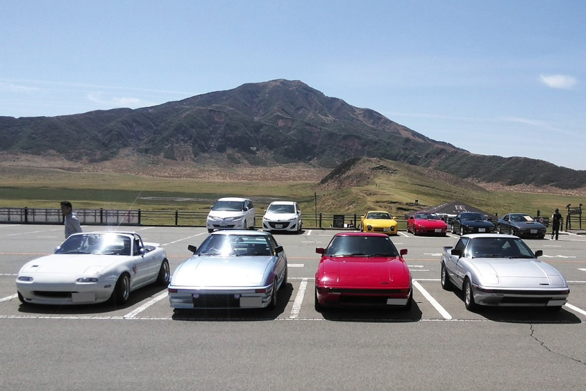 山を背景にしたオフミーティングの様子