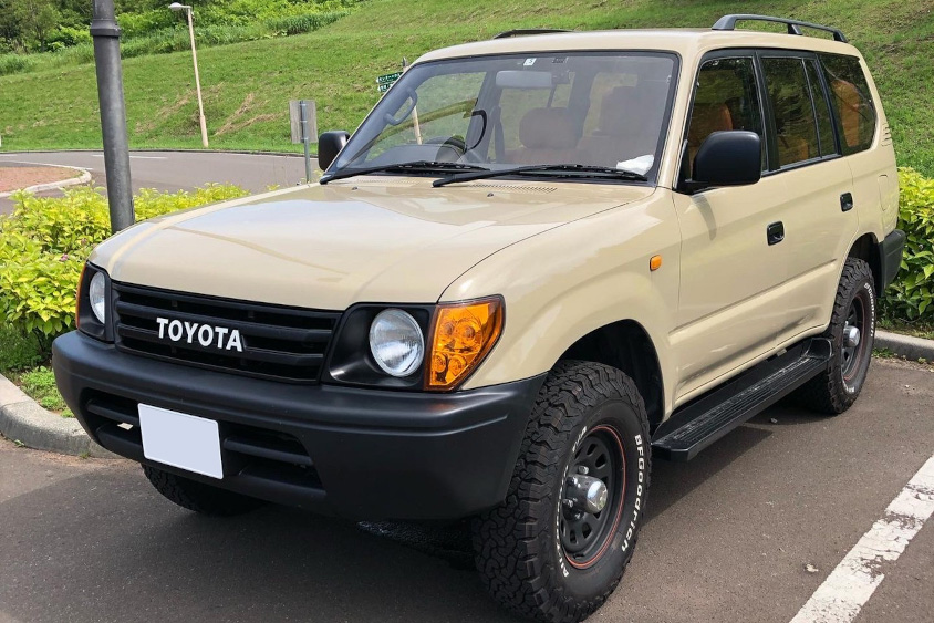 トヨタ・ランドクルーザープラド95の左フロントビュー