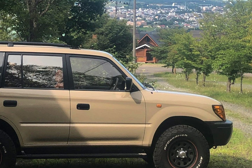 トヨタ・ランドクルーザープラド95の右サイドビュー