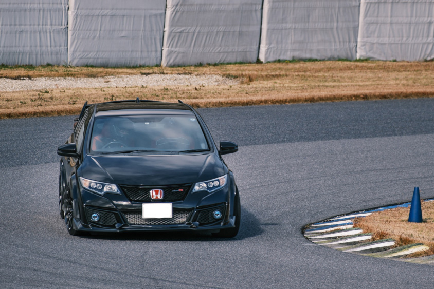サーキットを走るホンダ・シビック タイプR（FK2）