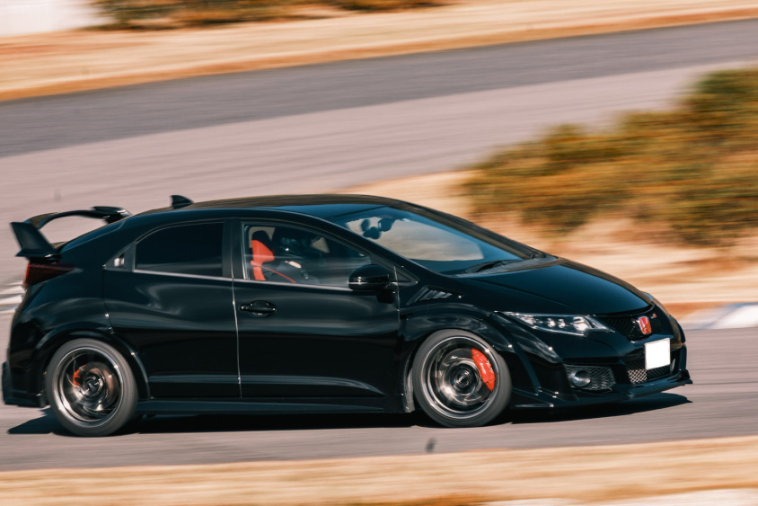 サーキットを疾走するホンダ・シビック タイプR（FK2）