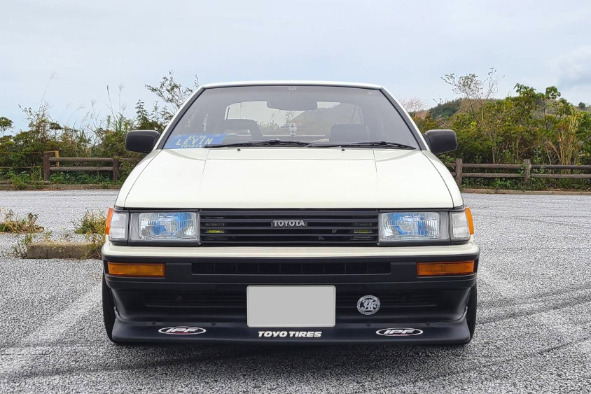 トヨタ・カローラレビン（AE86）のフロントビュー