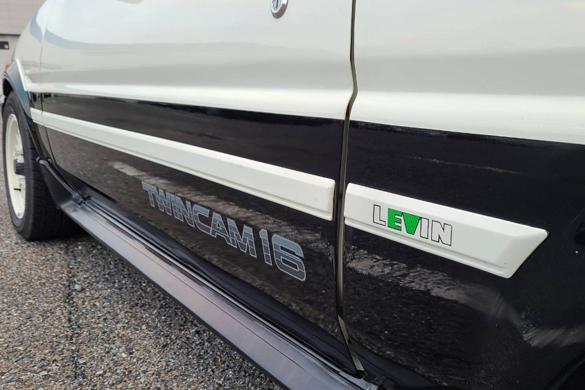 トヨタ・カローラレビン(AE86)のロゴ