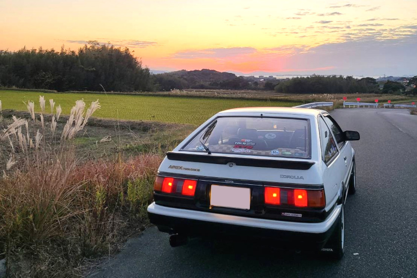夕陽とトヨタ・カローラレビン(AE86)