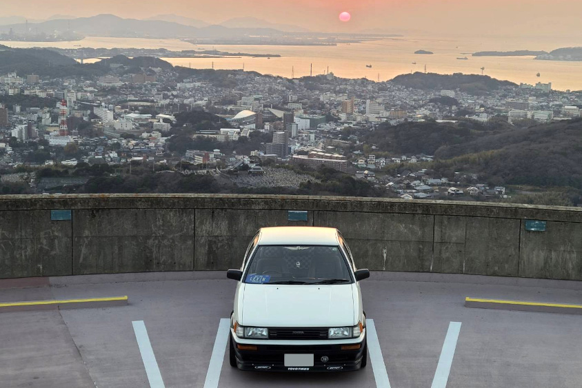 街並みと海とトヨタ・カローラレビン（AE86）