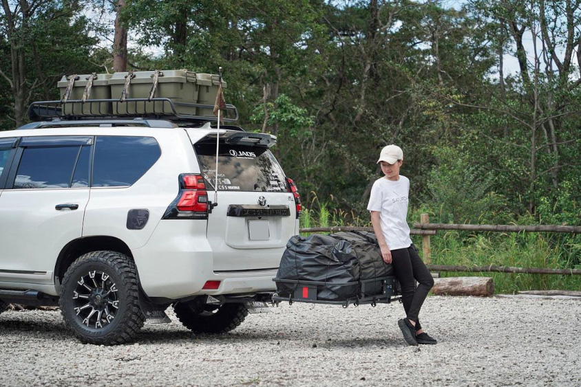 荷物満載のトヨタ・ランドクルーザープラド