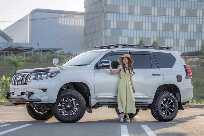 トヨタ・ランドクルーザープラドと夏らしいAZUさん