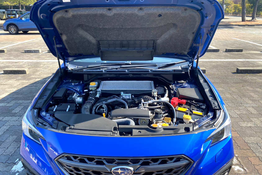 スバル・WRX S4のエンジンルーム