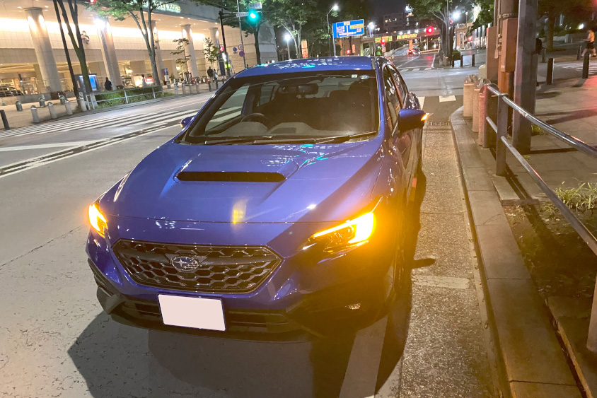 スバル・WRX S4と夜の街並み