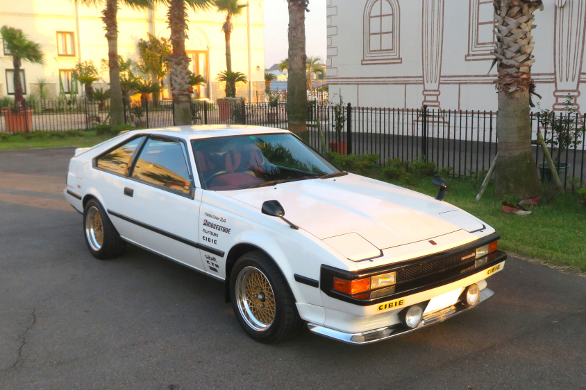 陽を浴びるトヨタ・セリカXX