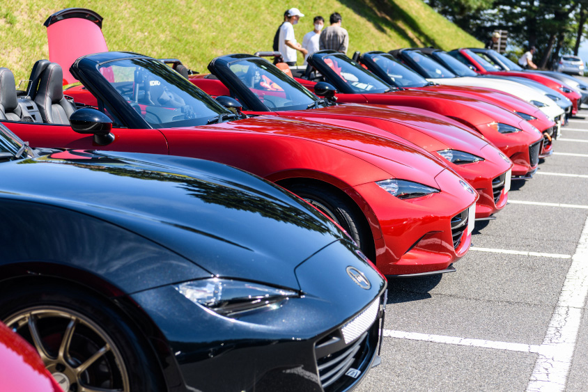 マツダ・NDロードスターが並んでいる様子