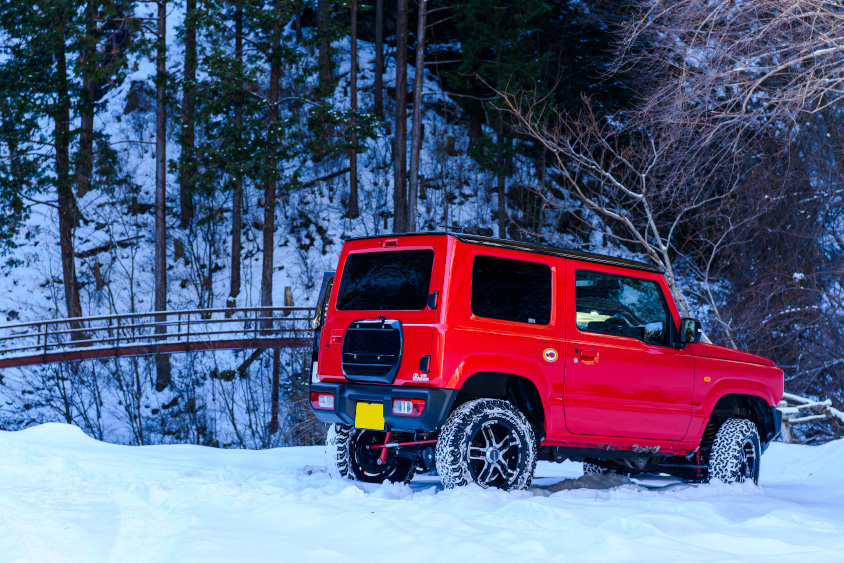 スズキ・ジムニーと雪道