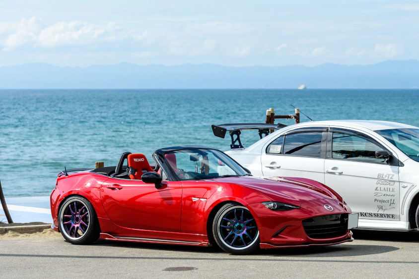 マツダ・ロードスターと海